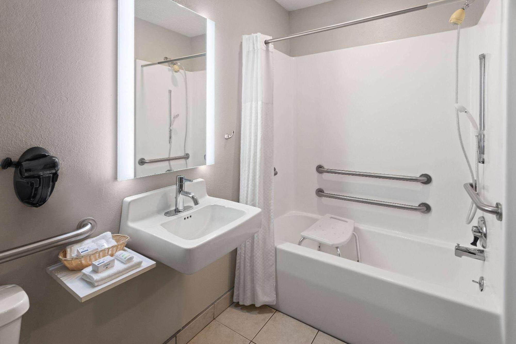 Baymont By Wyndham Lagrange Hotel Luaran gambar