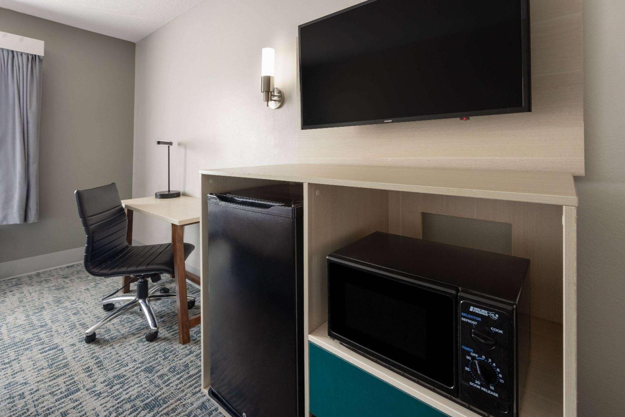 Baymont By Wyndham Lagrange Hotel Luaran gambar