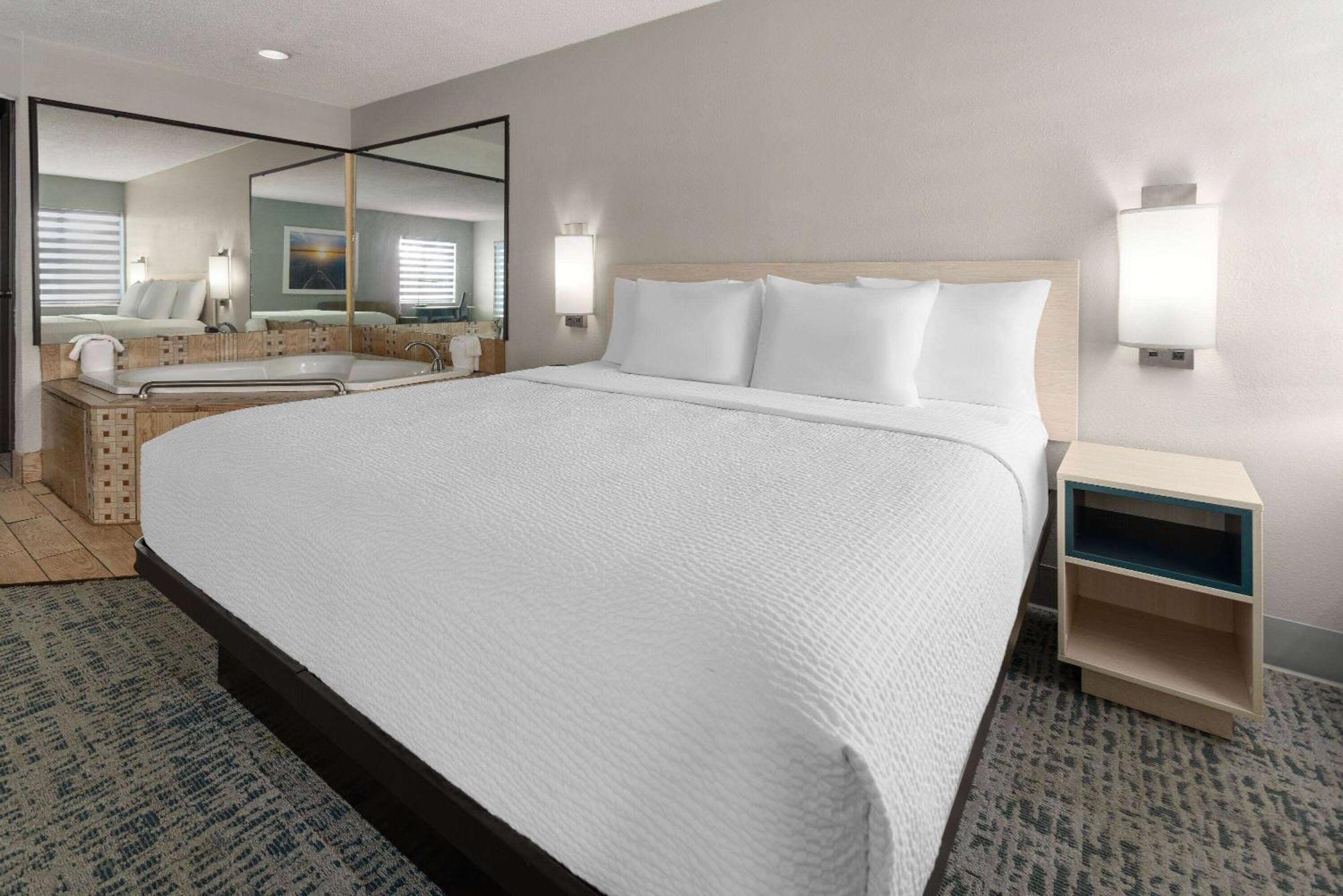 Baymont By Wyndham Lagrange Hotel Luaran gambar