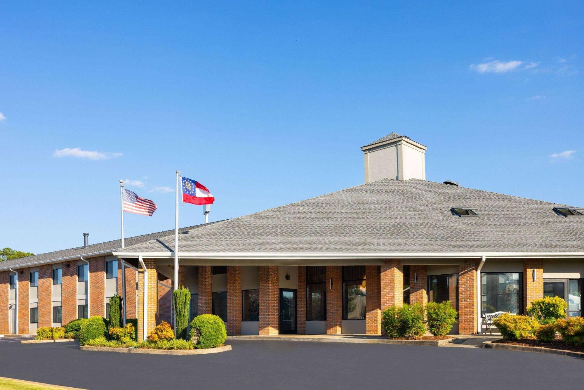 Baymont By Wyndham Lagrange Hotel Luaran gambar